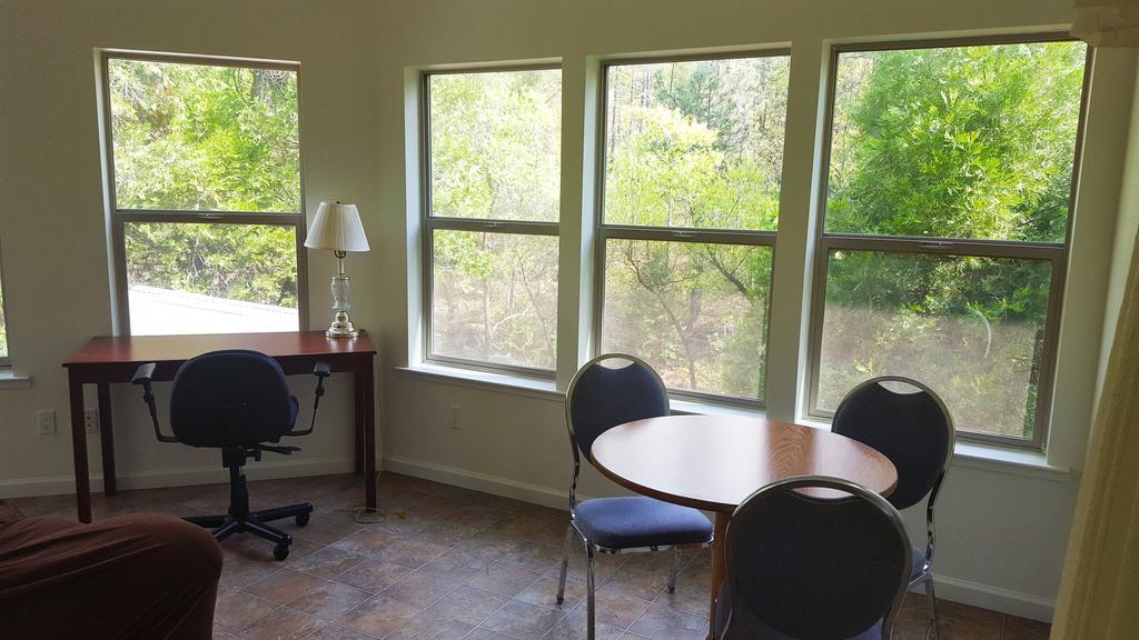 Yosemite Riverside Inn Гровленд Экстерьер фото